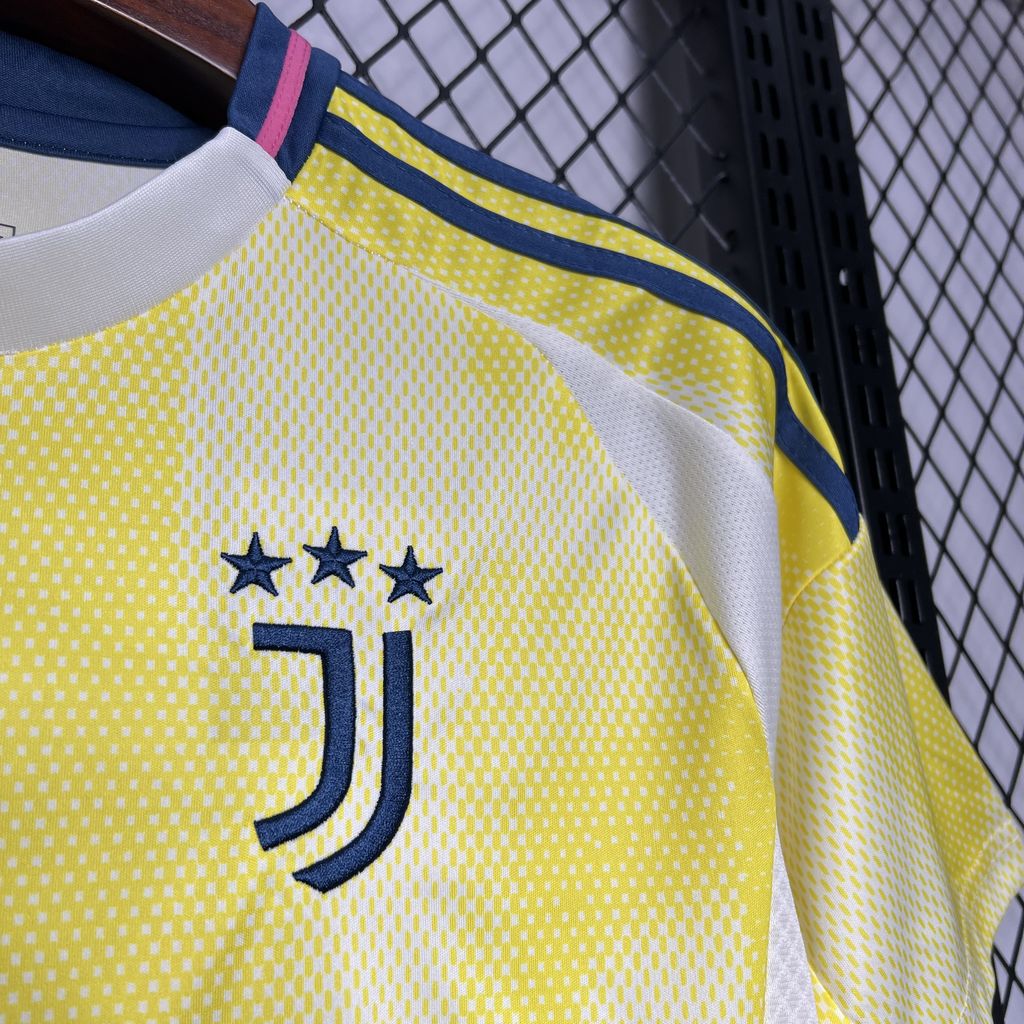 Juventus Cristiano Ronaldo 7 Away Soccer Jersey 2024/25