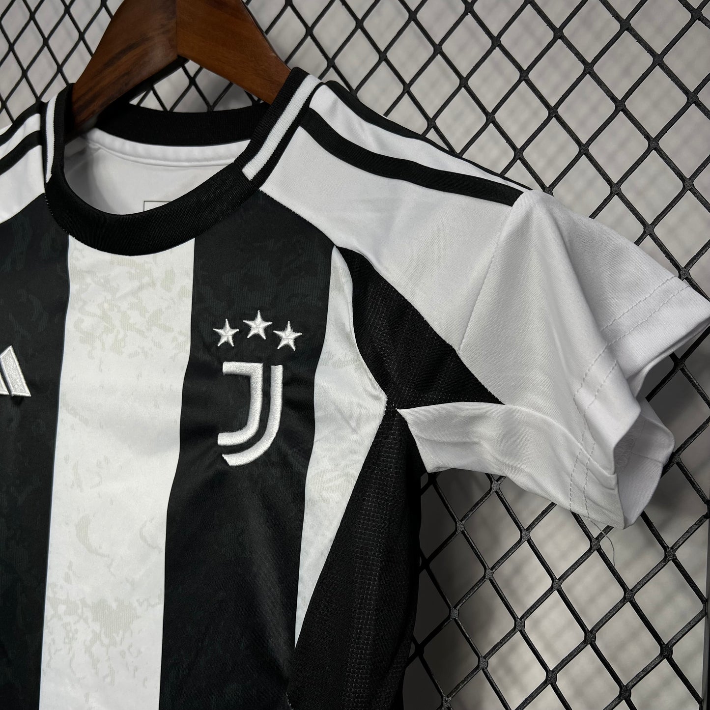 Juventus Cristiano Ronaldo 7 Kids Home Soccer Jersey 2024/25