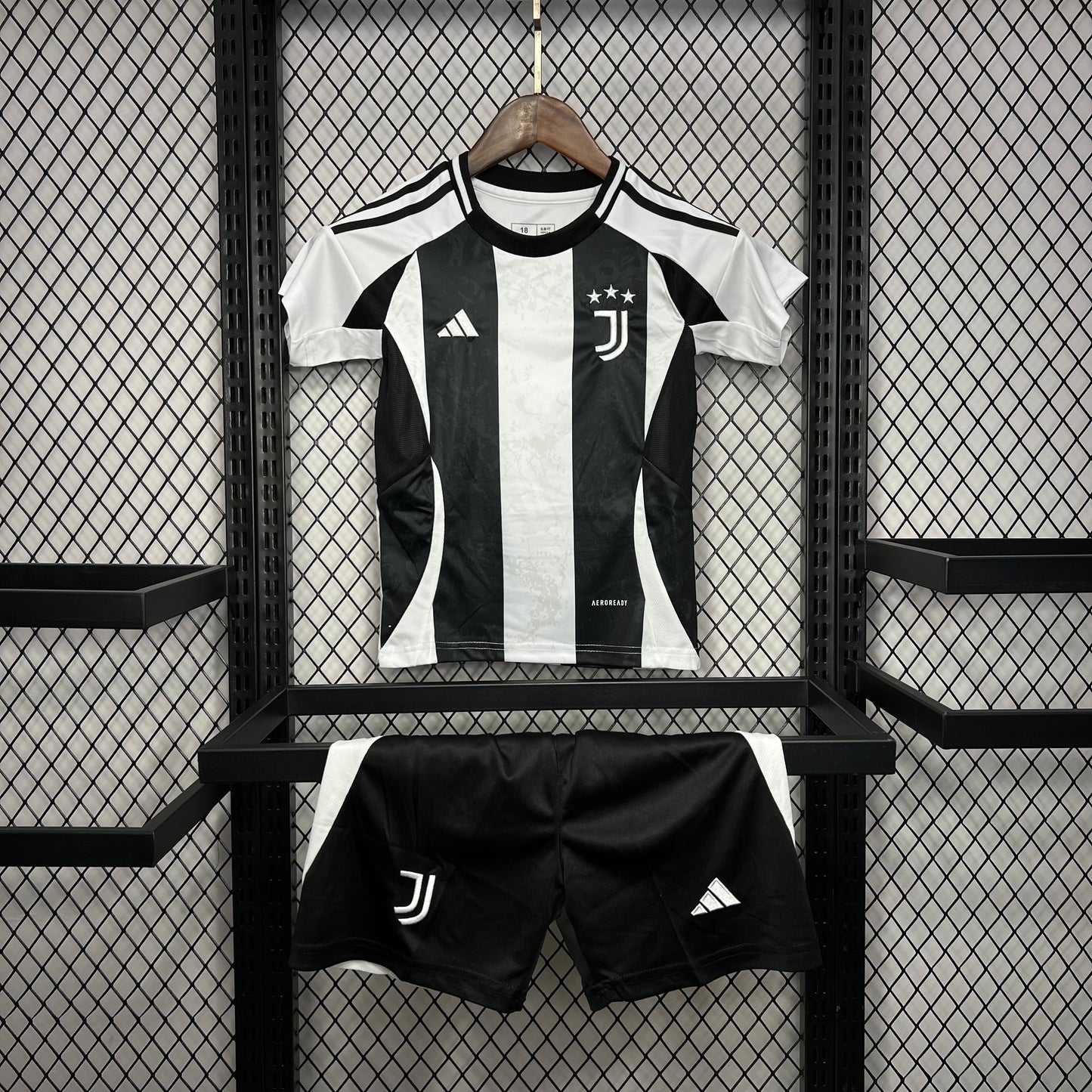 Juventus Cristiano Ronaldo 7 Kids Home Soccer Jersey 2024/25